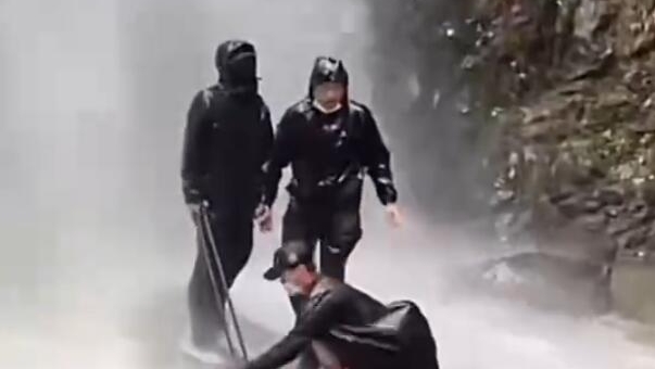 暴雨天打卡瀑布出什么片？ 警示教育片！